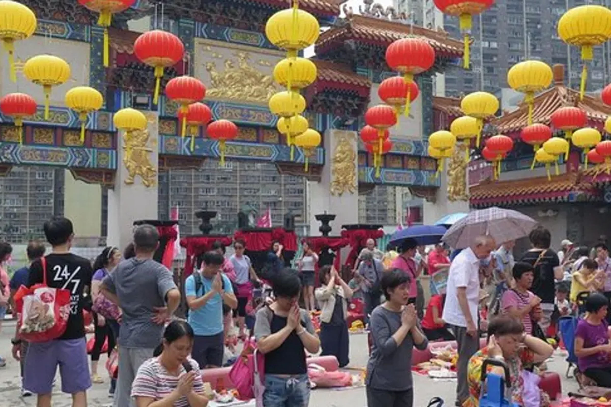 Small-Group Tour: Kowloon Temples and Markets Discovering